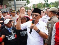 Penuh Keakraban Wabup H. Syaefudin Temui Masa Aksi Serikat Tani Indramayu