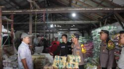 Kapolres Sampang dan Satgas Pangan Polres Sampang Sidak Ketersediaan Sembako di Pasar Srimangunan